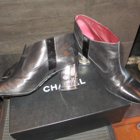Authentic Chanel short black leather bootie size 39.5 made in Italy - Picture 2 of 14